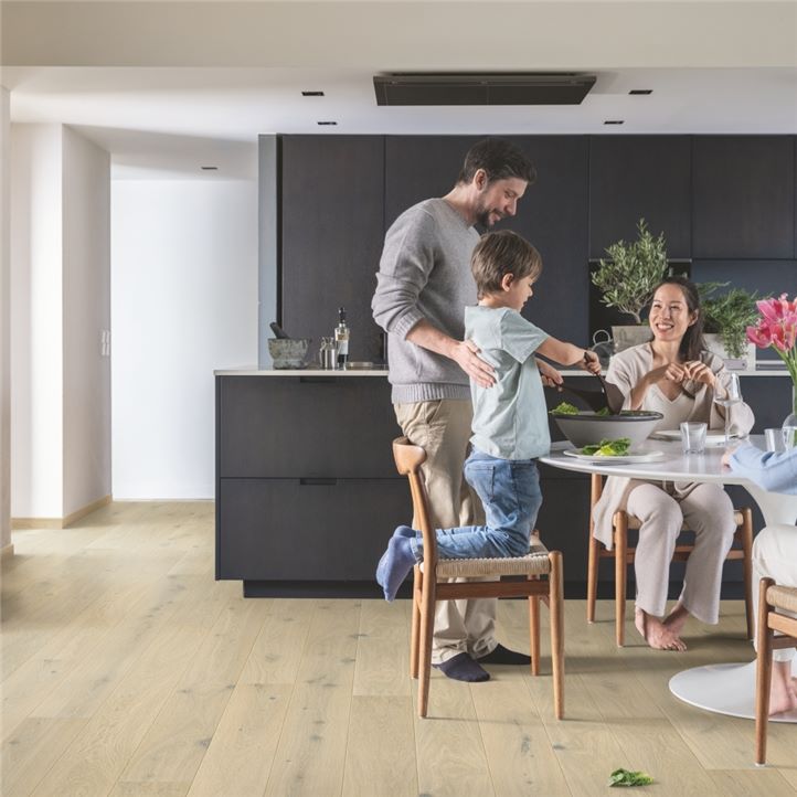 Suelos de Madera Maciza: Belleza Duradera con Garantía de 15 Años, Perfectos para Baños y Cocinas